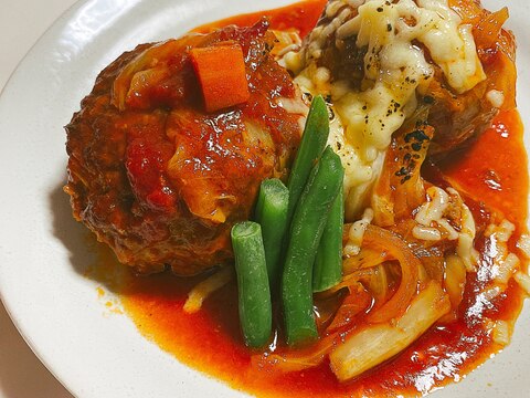 ホールトマトとクズ野菜で煮込みハンバーグ。